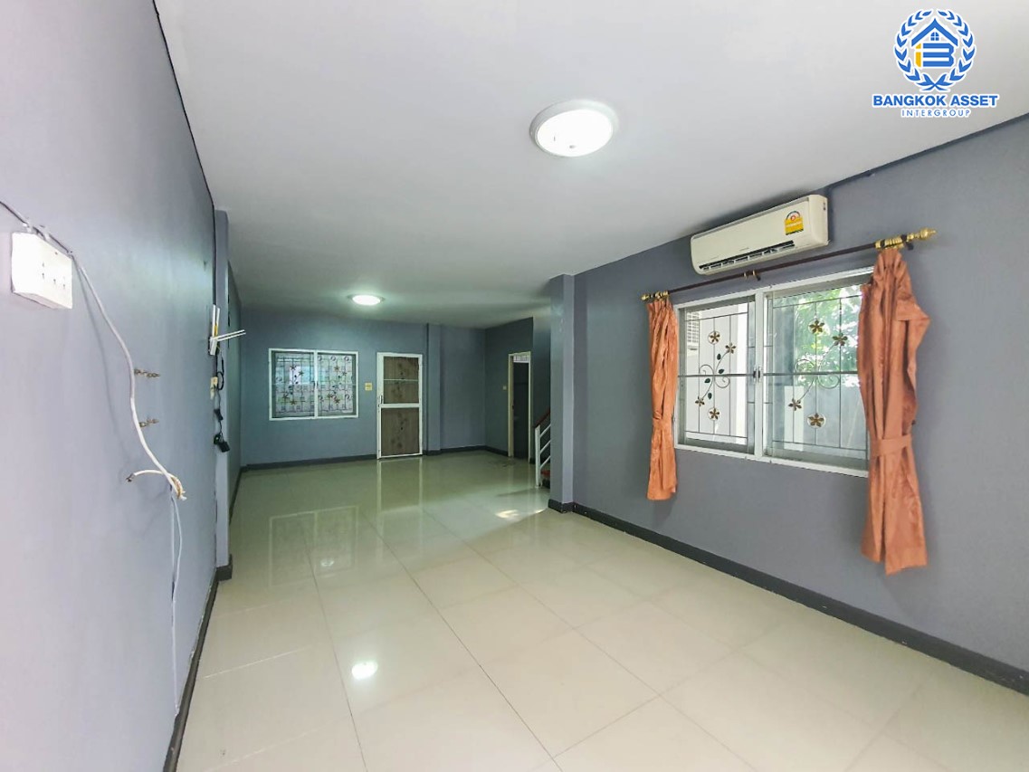 ทาวน์เฮ้าส์มือสองปทุมธานี ม.ไทยสมบูรณ์3 เลียบคลองสาม #หลังมุม เนื้อที่มากเกือบ 29 ตร.ว. ฟังก์ชัน 3 ห้องนอน 2 ห้องน้ำ 1 ที่จอดรถ แถมฟรี! 2 เครื่องปรับอากาศ บนทำเลดี เข้า-ออกได้ 2 ทาง ได้แก่ ถนนคลองหลวง และถนนรังสิต-นครนายก